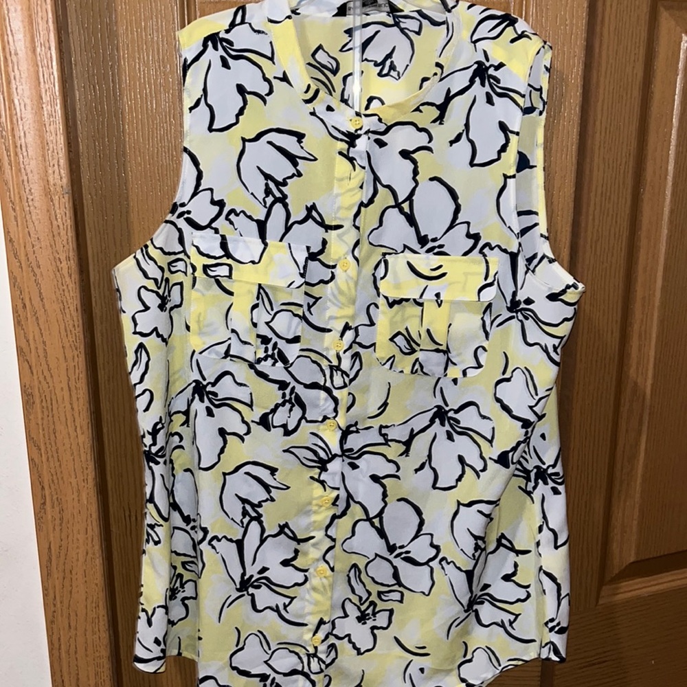 Woman Banana Republic Sleeveless Top